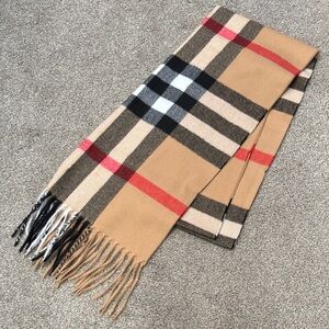 NWOT Wool scarf - Burberry dupe!